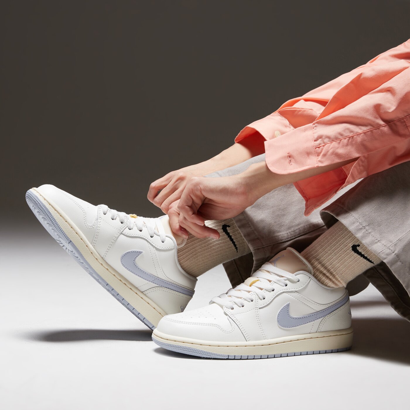 Дамски маратонки WMNS AIR JORDAN 1 LOW dc0774-106 цвят бежов