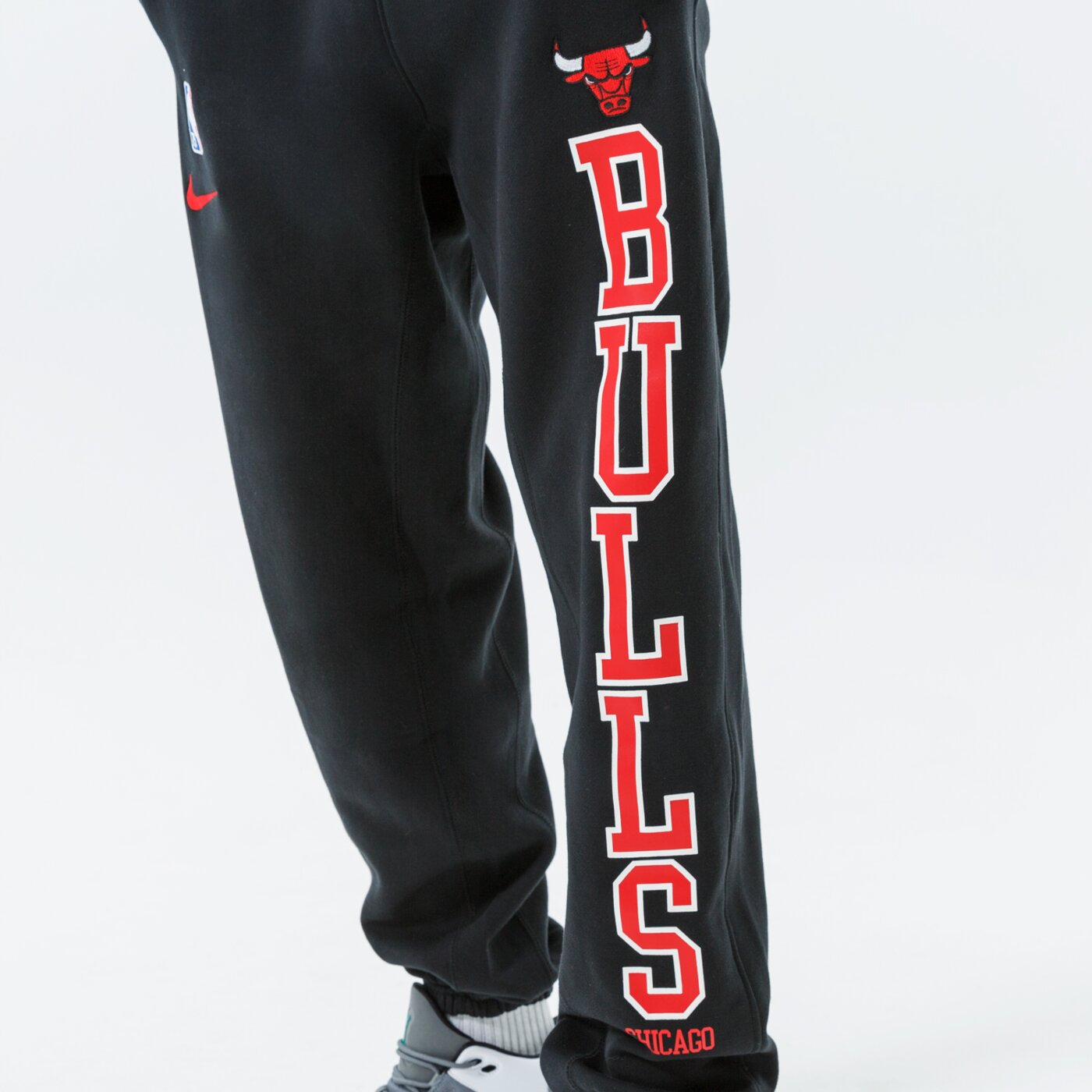 Мъжки панталони NIKE ПАНТАЛОНИ CHI M NK PANT FLC CTS GX 75 NBA db1536-010 цвят черен