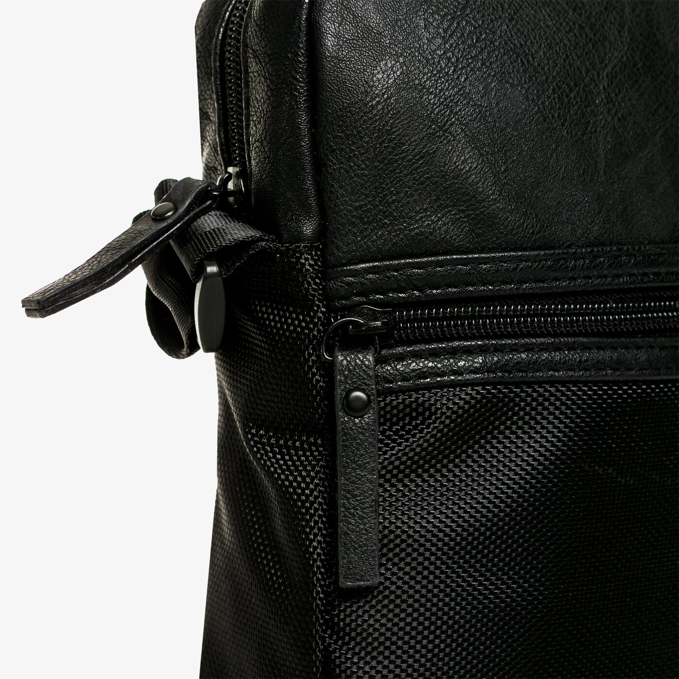 Дамски сак CONFRONT ЧАНТА KOBE  cf38bug62001 цвят черен