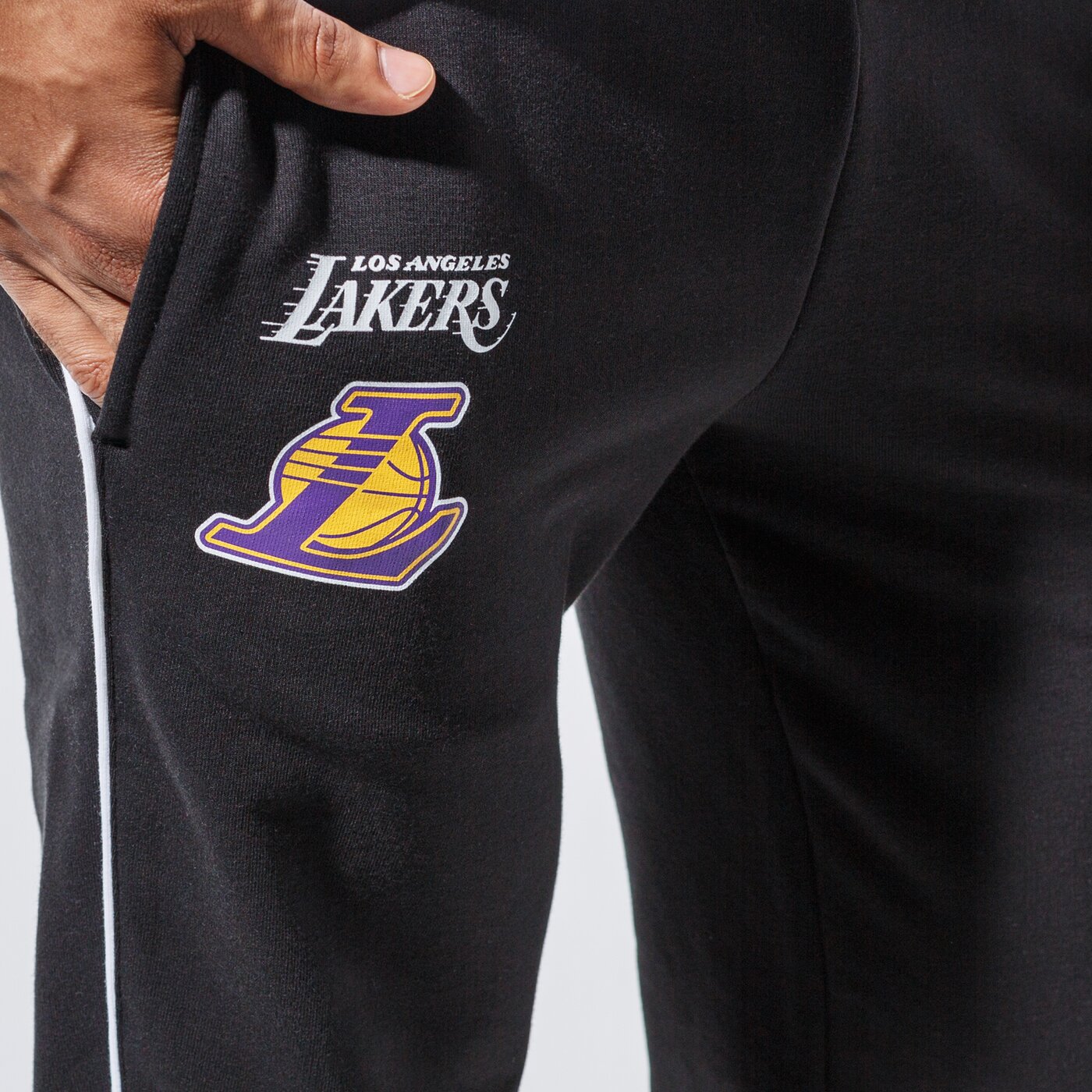 Мъжки панталони NEW ERA ПАНТАЛОНИ NBA STRIPE PIPING JOGGER LOSLAK BLK 11904443 цвят черен