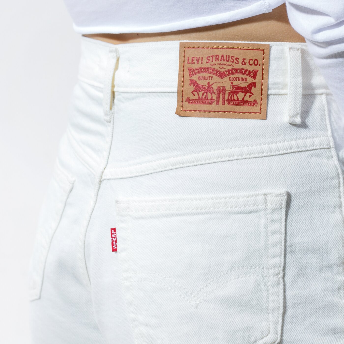 Дамски къси панталони LEVI'S ПАНТАЛОНИ MOM A LINE SHORT 2 16888-0006 цвят бял