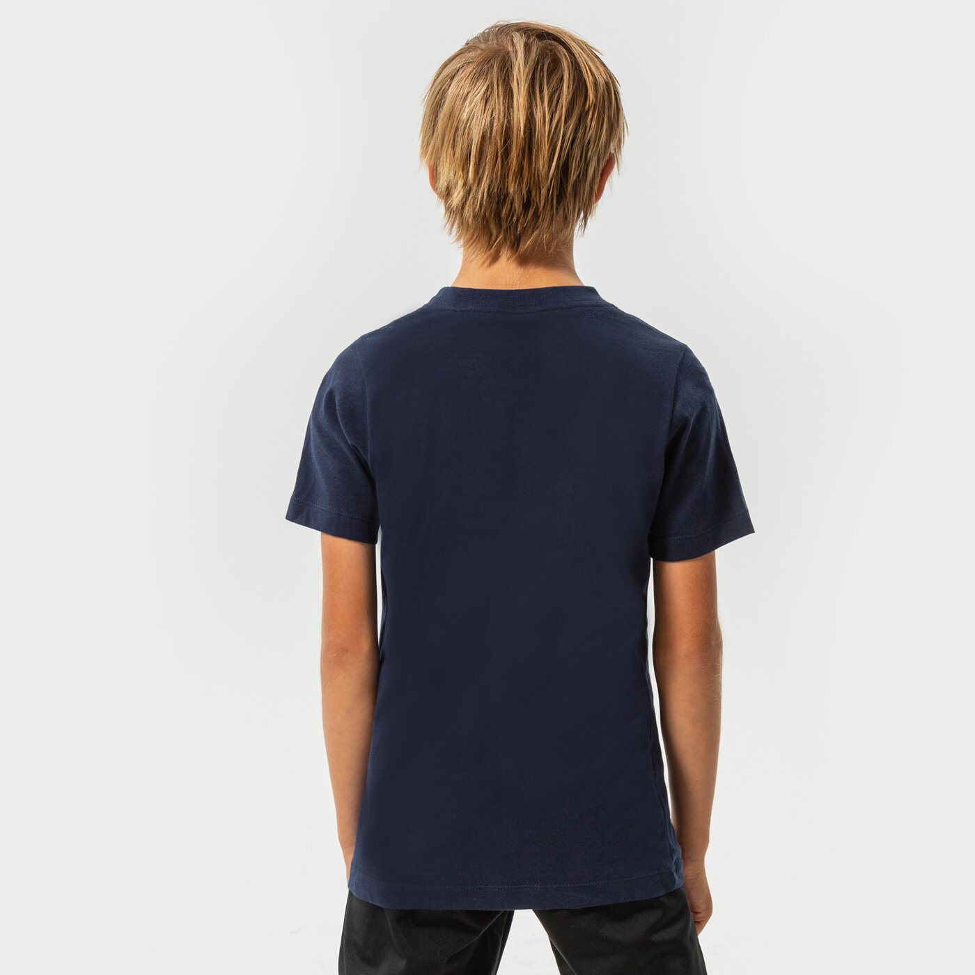 Детска тениска NIKE SMALL LOGO ТЕНИСКА JUNIOR BOY ar5254-451 цвят тъмносин