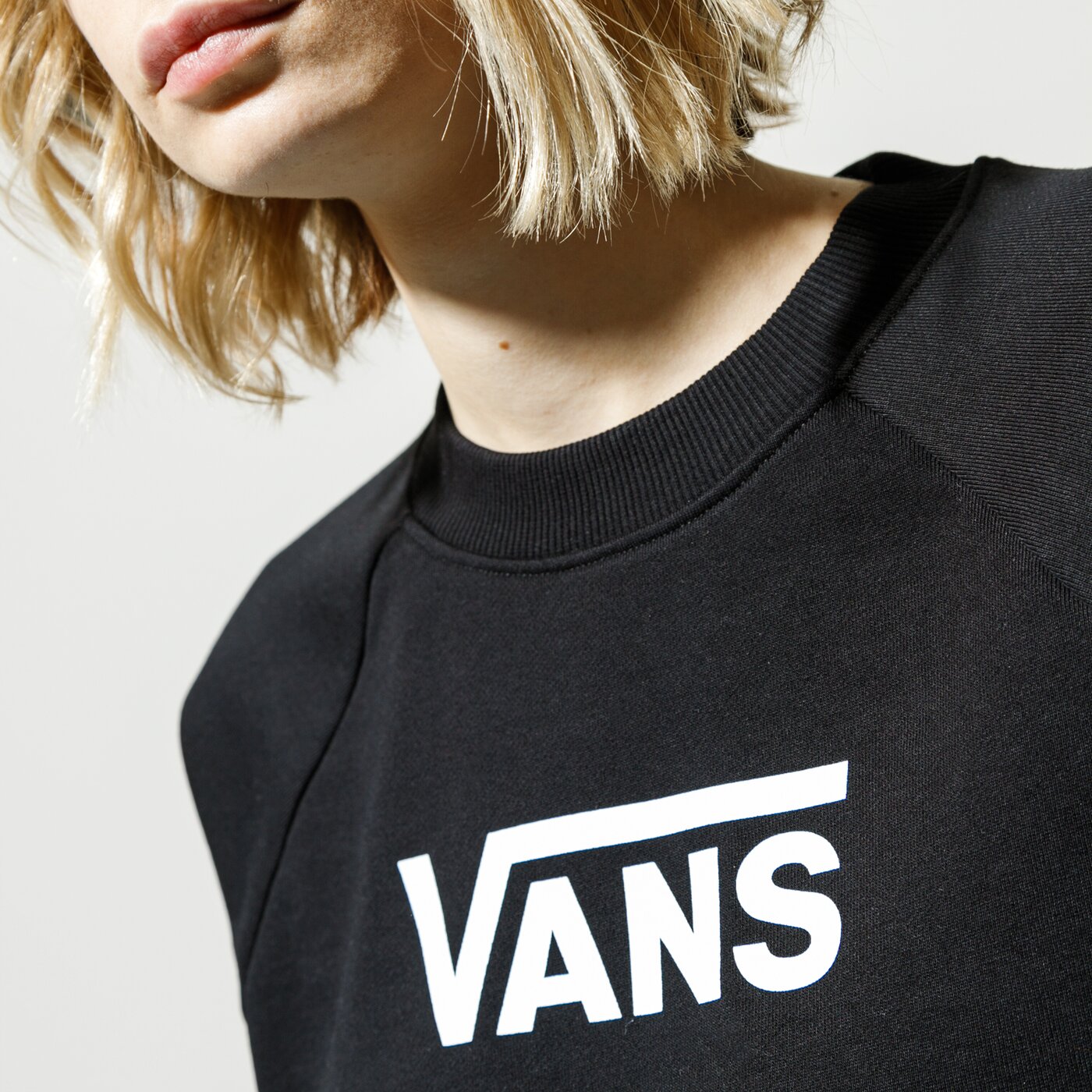 Дамски суичър VANS СУИТЧЪР WM FLYING V FT BOXY CREW BLACK vn0a47thblk1 цвят черен