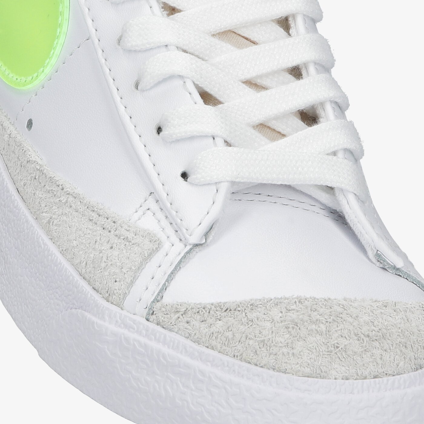 Дамски маратонки NIKE W BLAZER MID '77 ESS dj3050-100 цвят бял