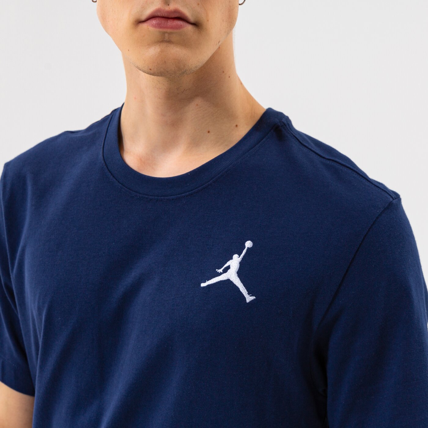 Мъжка тениска JORDAN ТЕНИСКА M J JUMPMAN EMB SS CREW dc7485-410 цвят тъмносин