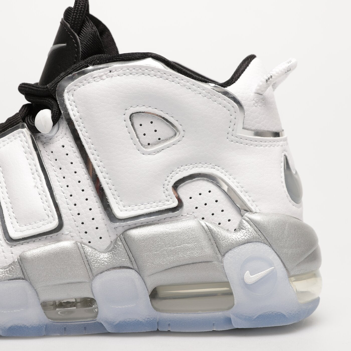 Дамски маратонки NIKE W AIR MORE UPTEMPO SE dv7408-100 цвят бял