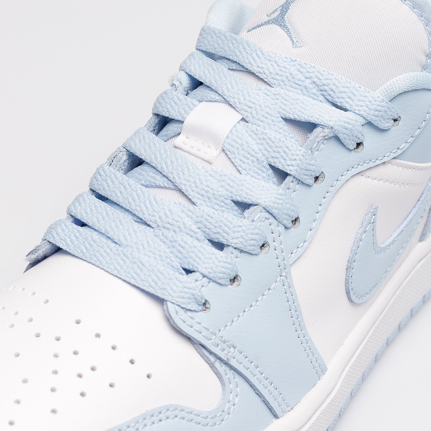 Дамски маратонки WMNS AIR JORDAN 1 LOW  dc0774-141 цвят бял