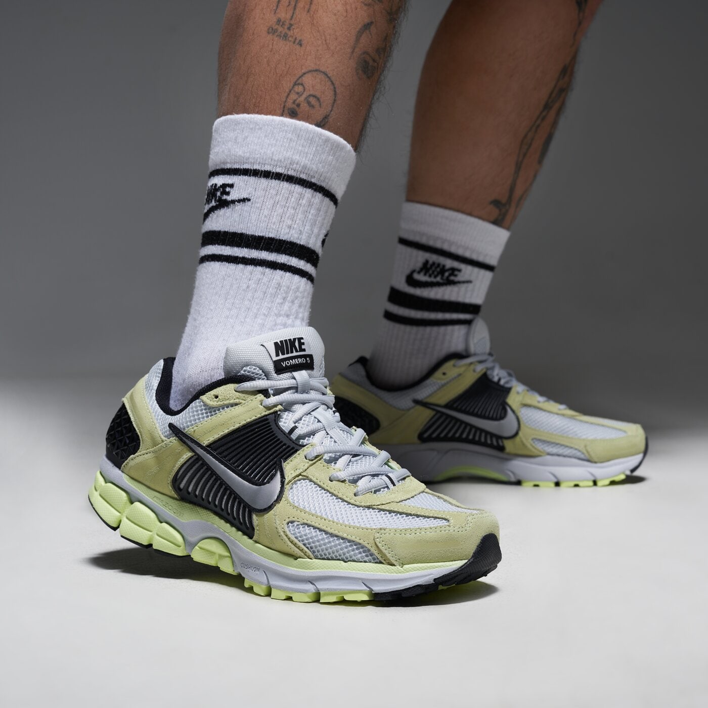 Мъжки маратонки NIKE ZOOM VOMERO 5 hf1553-700 цвят сив