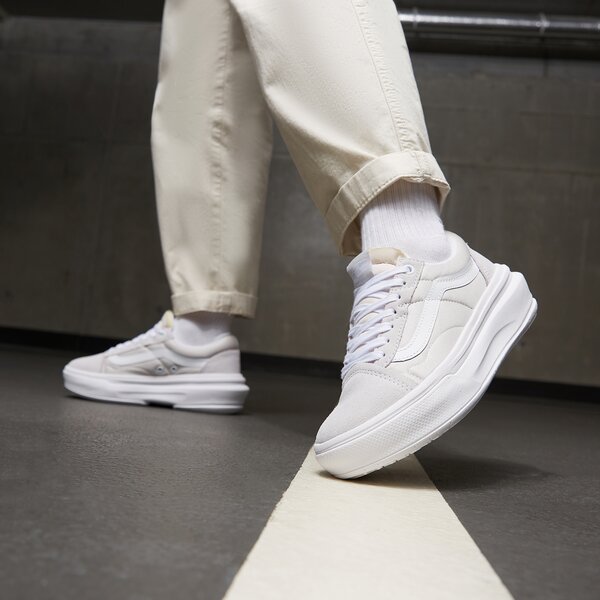 Дамски маратонки VANS UA OLD SKOOL OVERT CC vn0a7q5elgx1 цвят бял