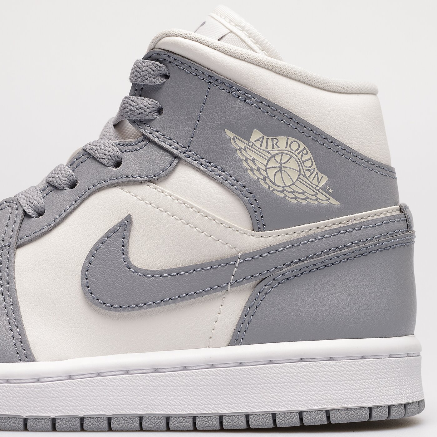 Дамски маратонки WMNS AIR JORDAN 1 MID  bq6472-115 цвят сив