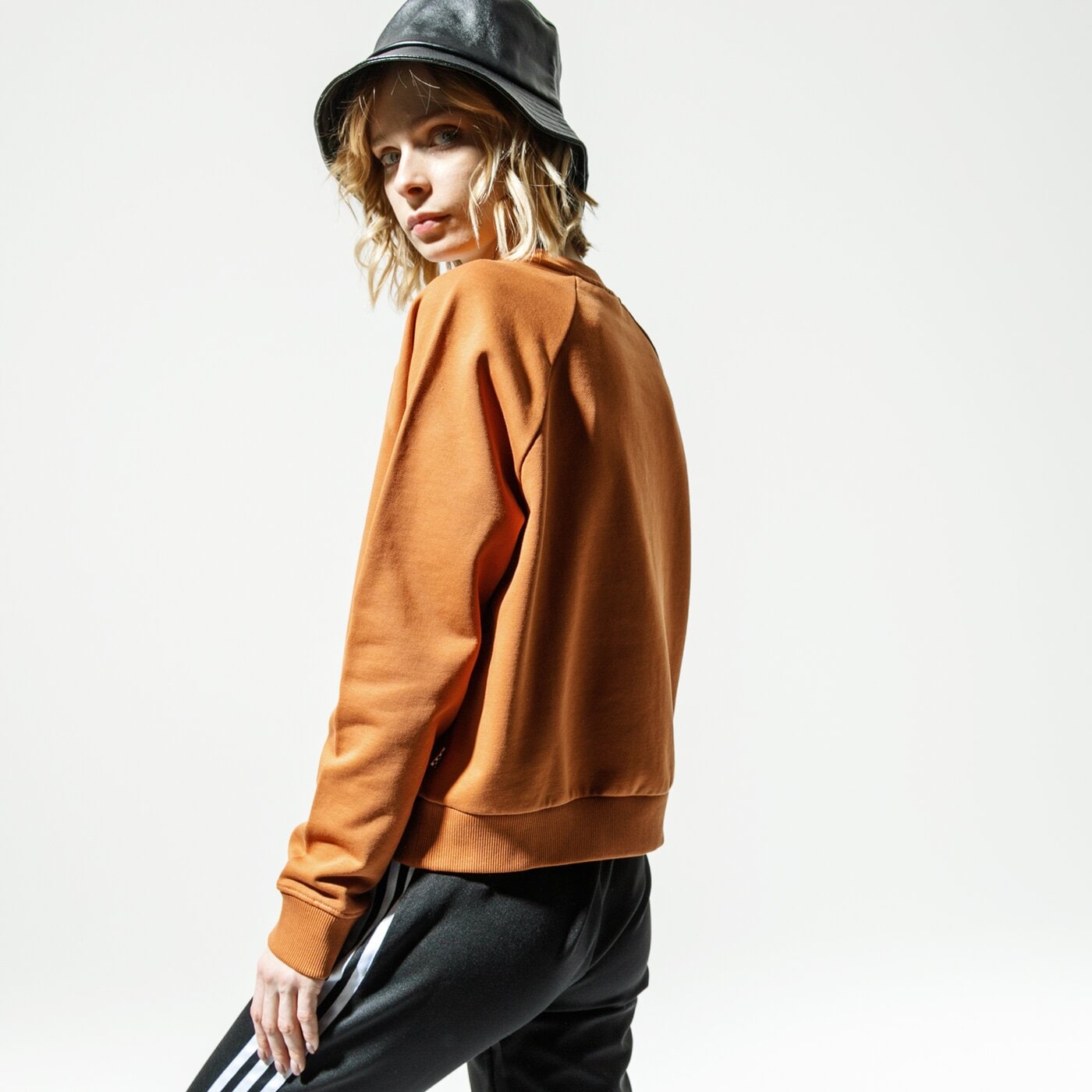 Дамски суичър VANS СУИТЧЪР WM FLYING V FT BOXY CREW ADOBE vn0a47thvwq1 цвят кафяв