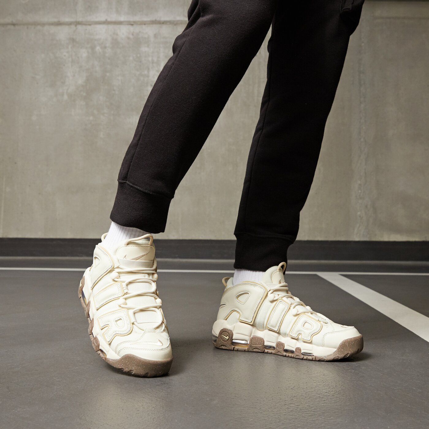 Мъжки маратонки NIKE AIR MORE UPTEMPO '96 dv7230-100 цвят бежов