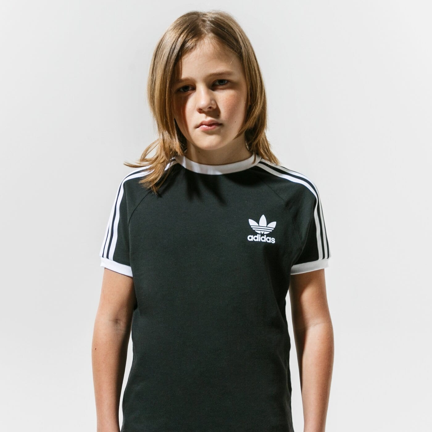 Детска тениска ADIDAS ТЕНИСКА 3STRIPES TEE BOY dv2902 цвят черен