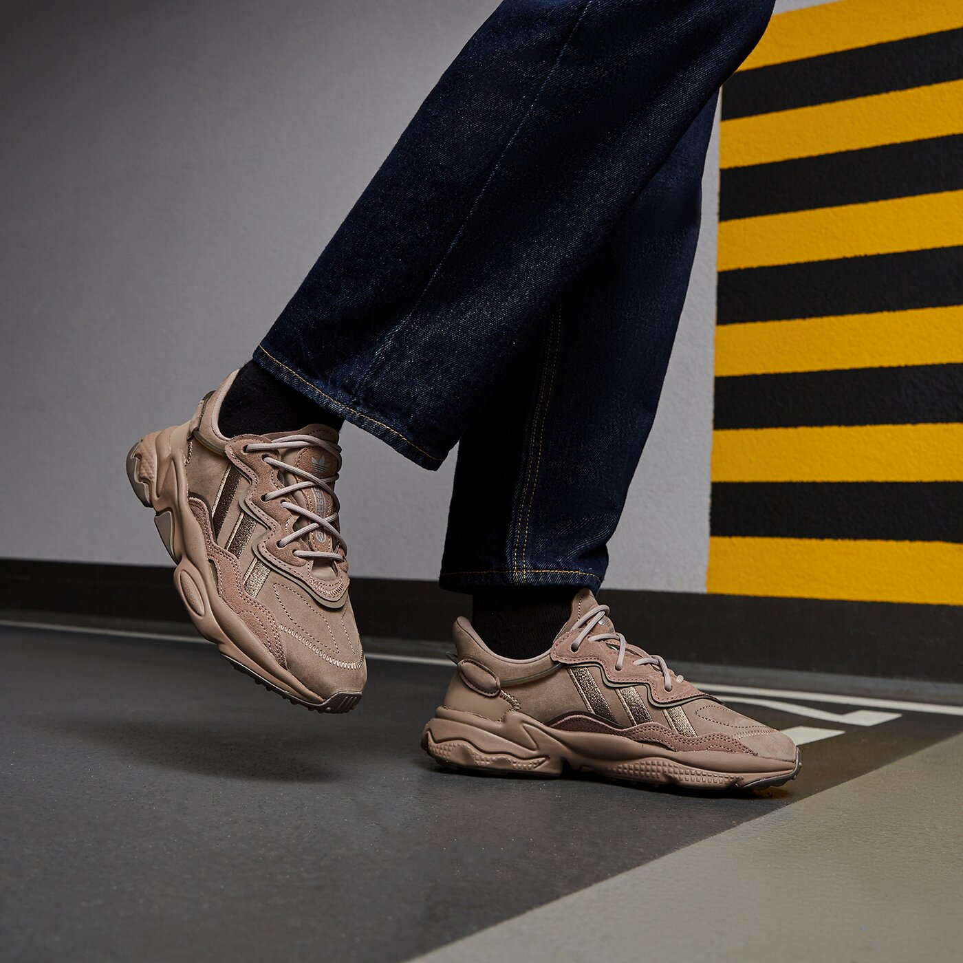 Дамски маратонки ADIDAS OZWEEGO W gy6813 цвят кафяв