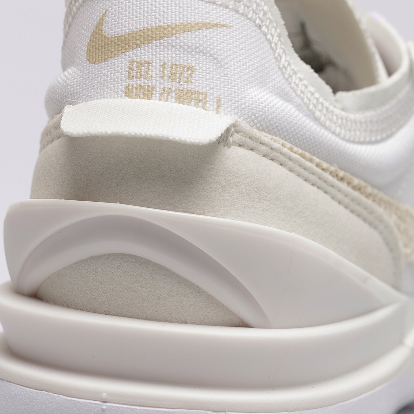 Дамски маратонки NIKE WAFFLE ONE dm7604-100 цвят бял