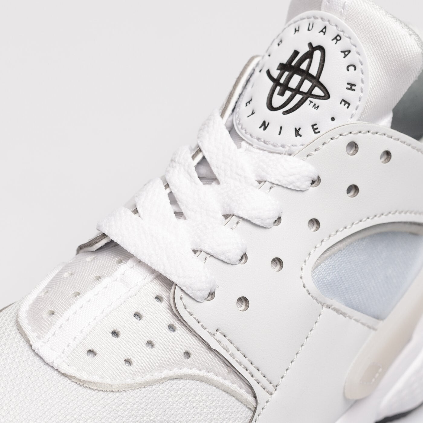 Дамски маратонки W NIKE AIR HUARACHE dr5726-001 цвят бял