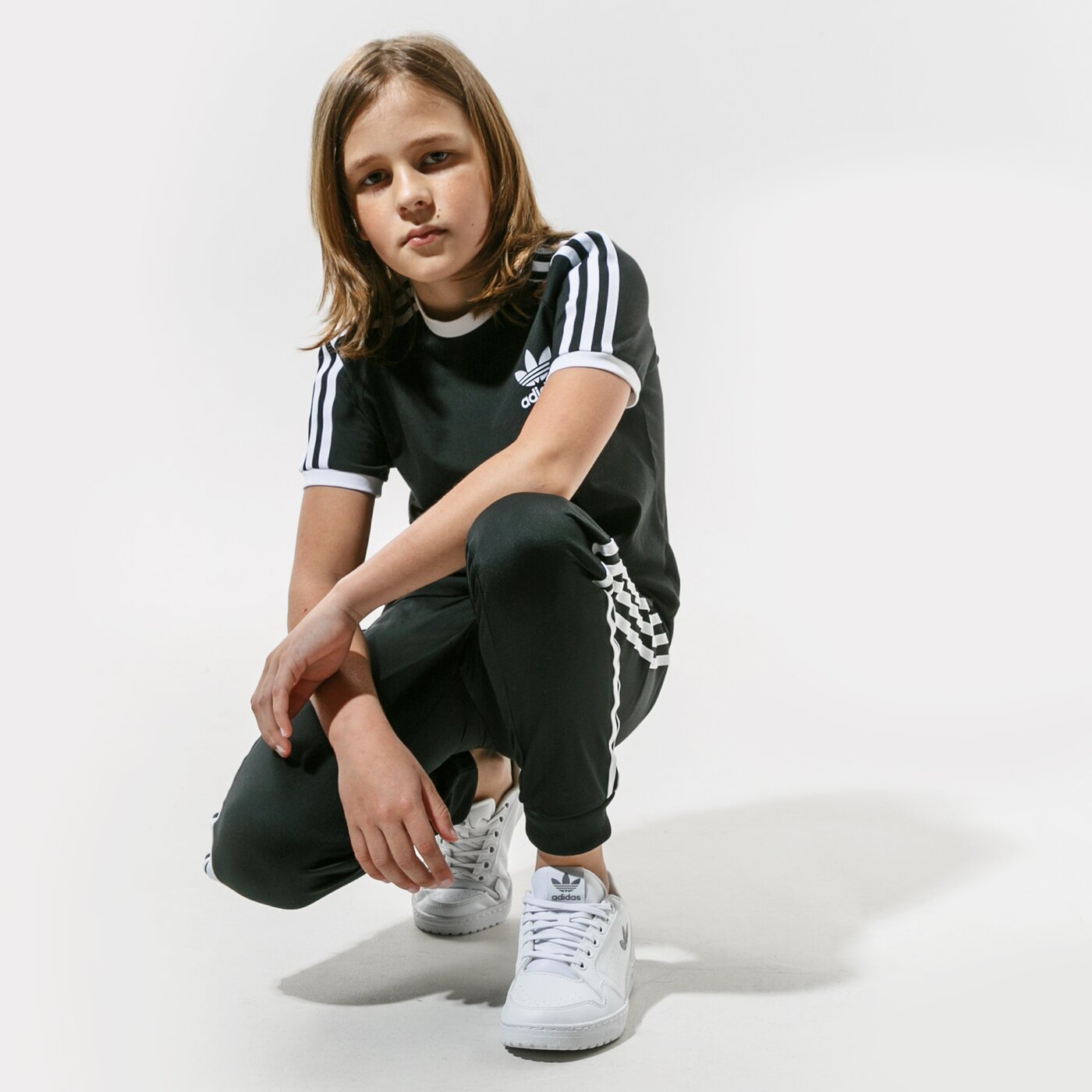 Детска тениска ADIDAS ТЕНИСКА 3STRIPES TEE BOY dv2902 цвят черен