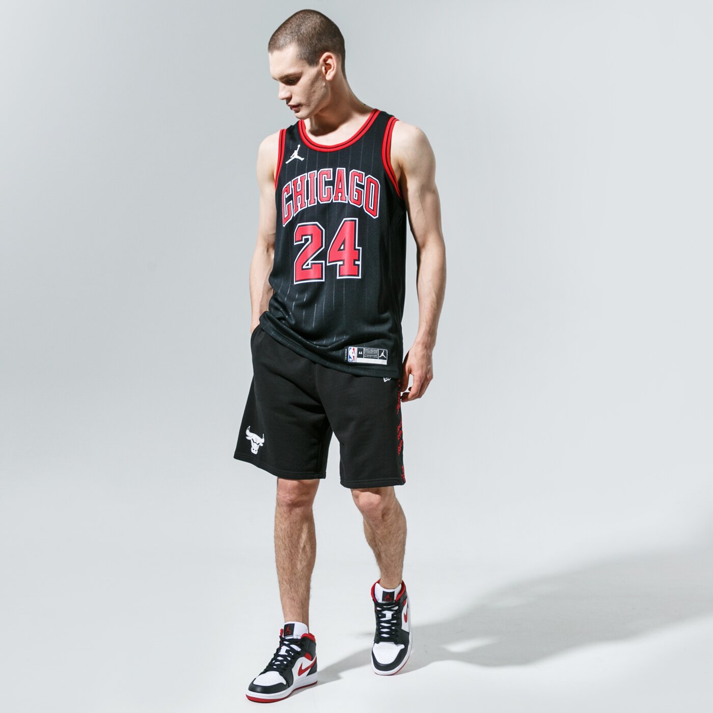 Мъжка тениска JORDAN ПОТНИК BULLS STATEMENT EDITION 2020 NBA cv9472-018 цвят черен