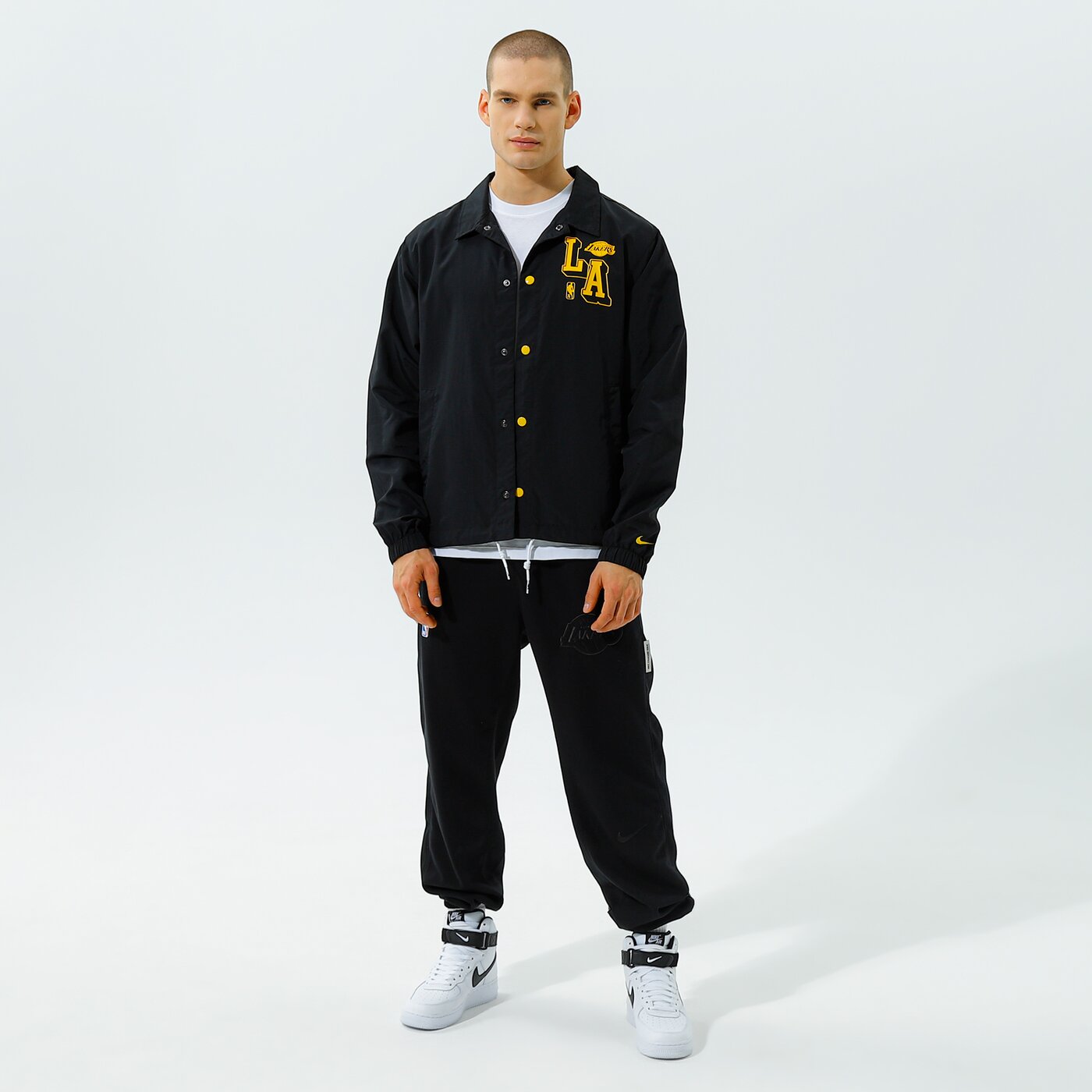 Мъжко преходно яке NIKE ЯКЕ LAL M NK JKT COACHES CTS 75 NBA db1439-010 цвят черен