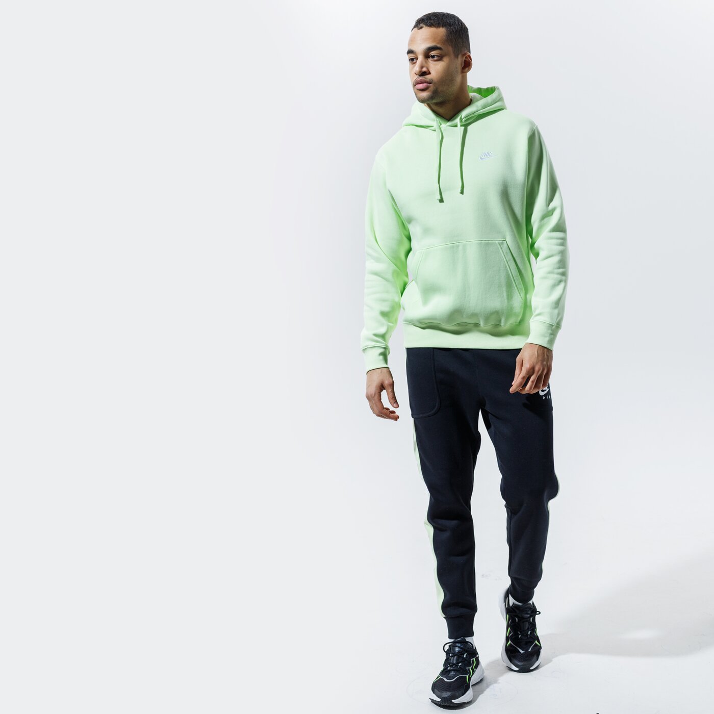 Мъжки суичър NIKE СУИТЧЪР С КАЧУЛКА SPORTSWEAR CLUB FLEECE bv2654-383 цвят зелен