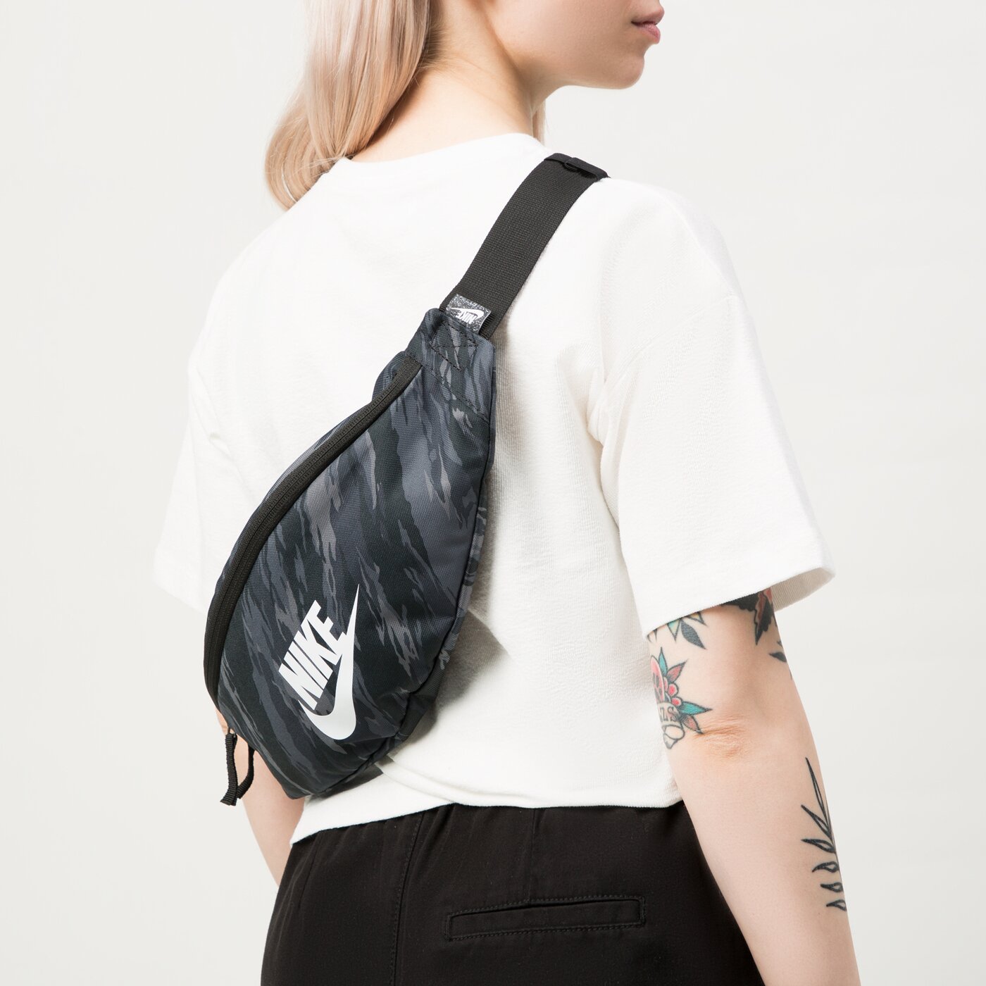 Дамска чанта за кръст NIKE ЧАНТА NK HERITAGE WSTPCK-FA21 AOP da7537-010 цвят многоцветен