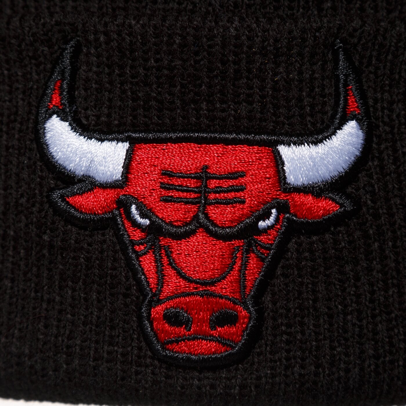 Дамска зимна шапка NEW ERA ЗИМНА ШАПКА ESSENTIAL CUFF KNIT BULLS CHICAGO BULLS  12156075 цвят черен