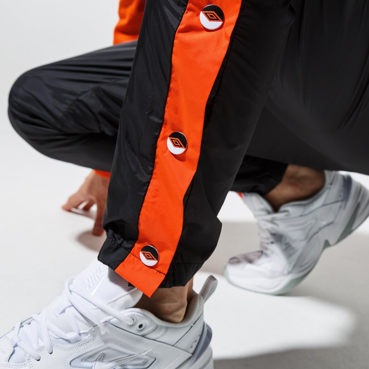 Мъжки панталони UMBRO ПАНТАЛОНИ CLASSIC SNAP PANTS ul39spm84001 цвят черен