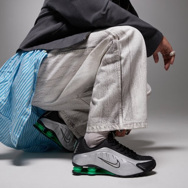 Мъжки маратонки NIKE SHOX R4 hq1988-006 цвят черен