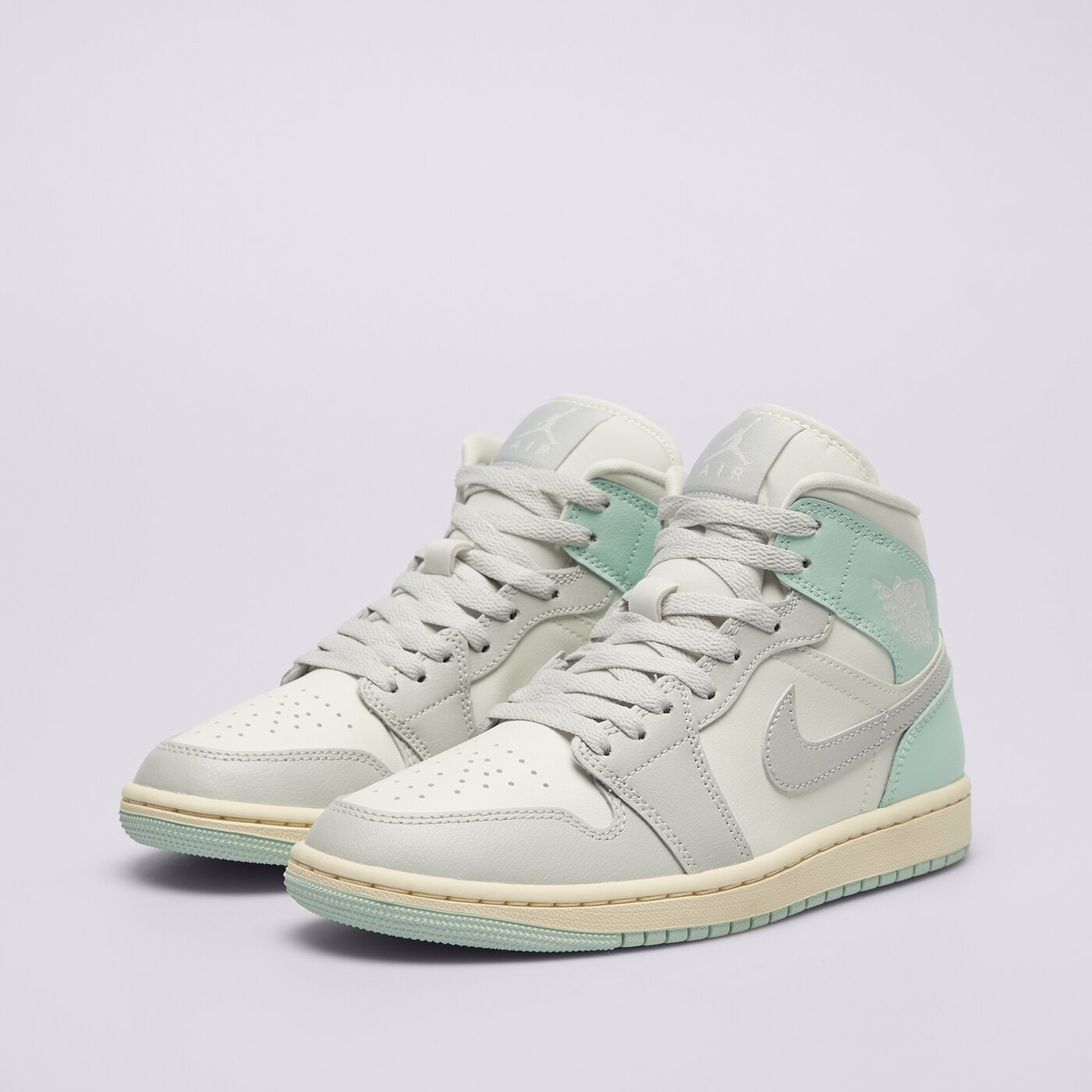 Дамски маратонки WMNS AIR JORDAN 1 MID bq6472-134 цвят мента