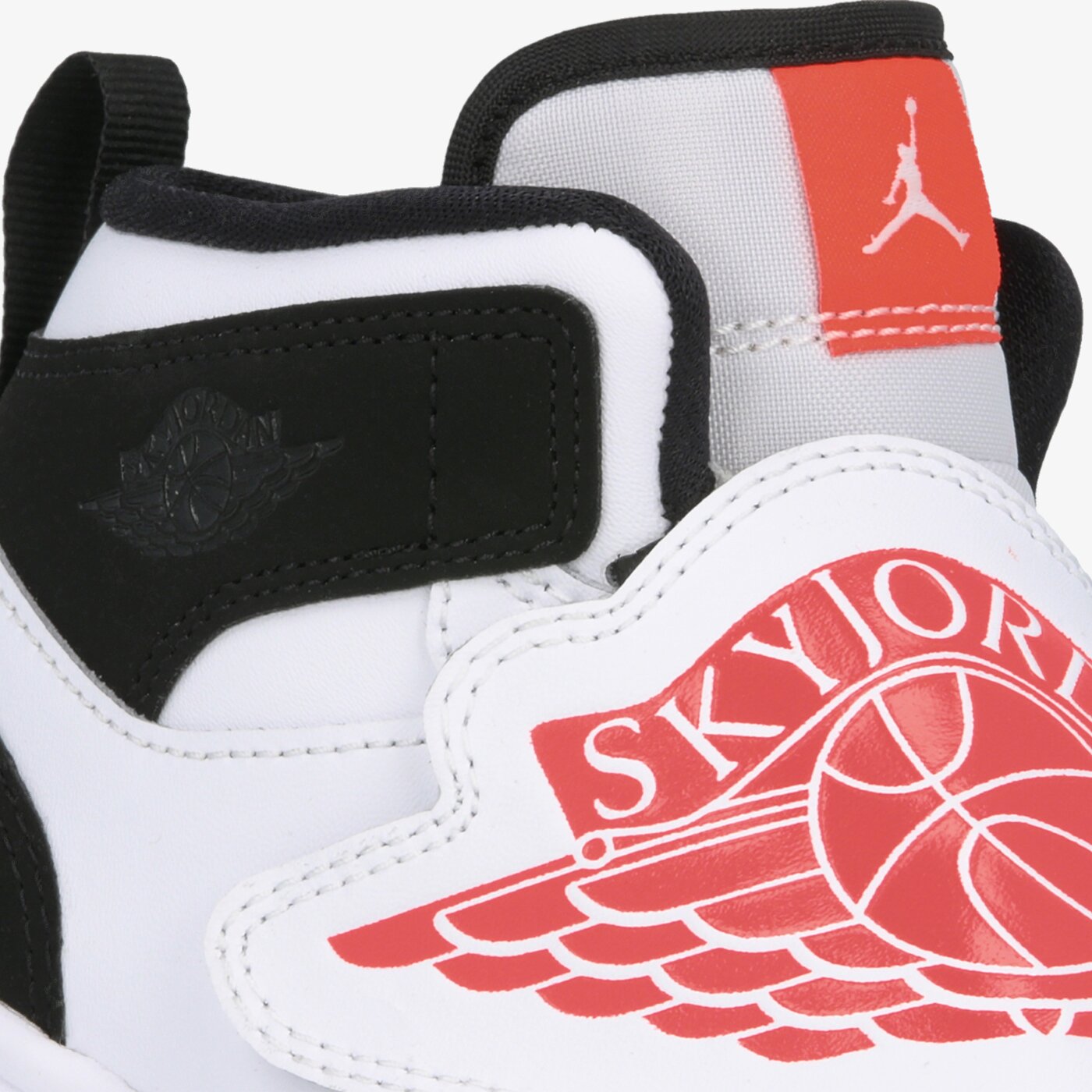 Детски маратонки SKY 1 JORDAN bq7197-101 цвят бял