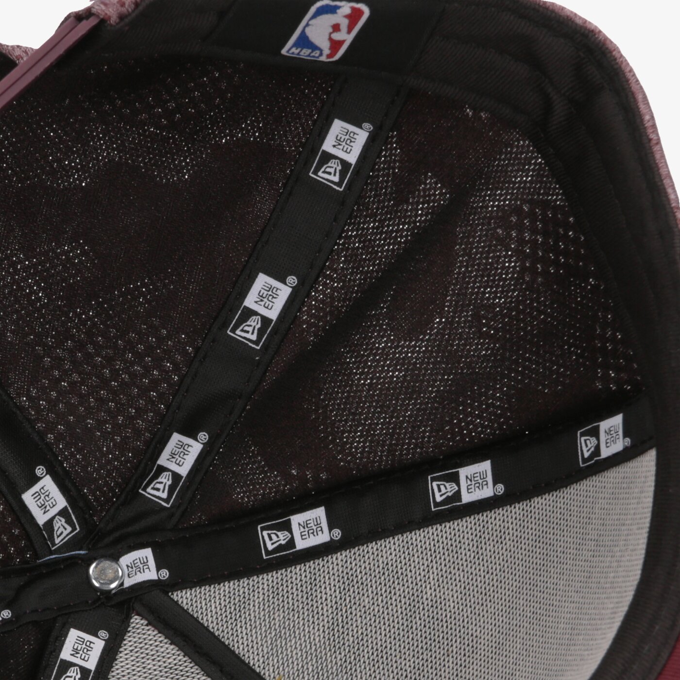 Дамска шапка с козирка NEW ERA ШАПКА ENGINEERED PLUS TRUCKER LOSLAK MRNOTC 12040594 цвят бордо