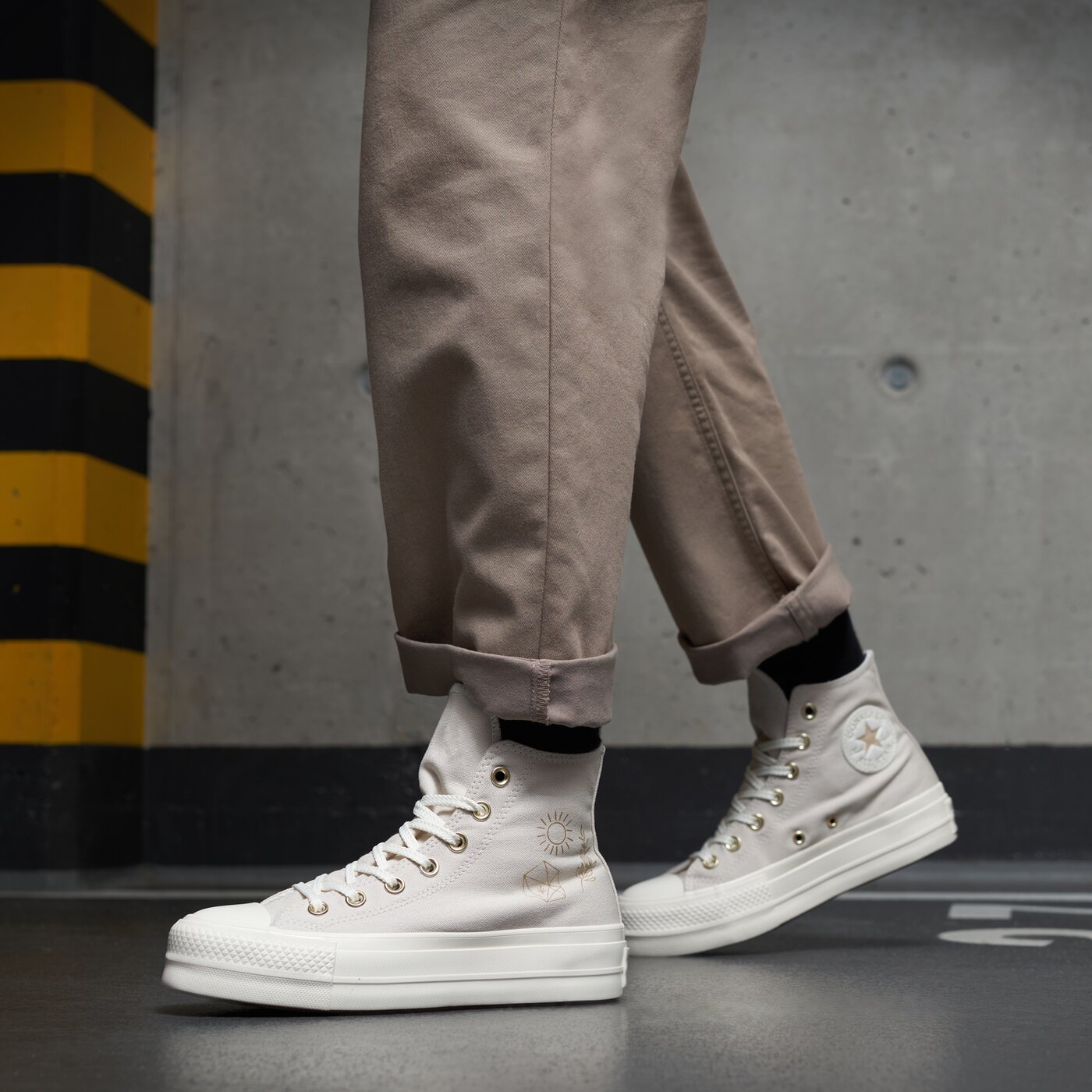 Дамски маратонки CONVERSE CHUCK TAYLOR ALL STAR LIFT a02205c цвят сив