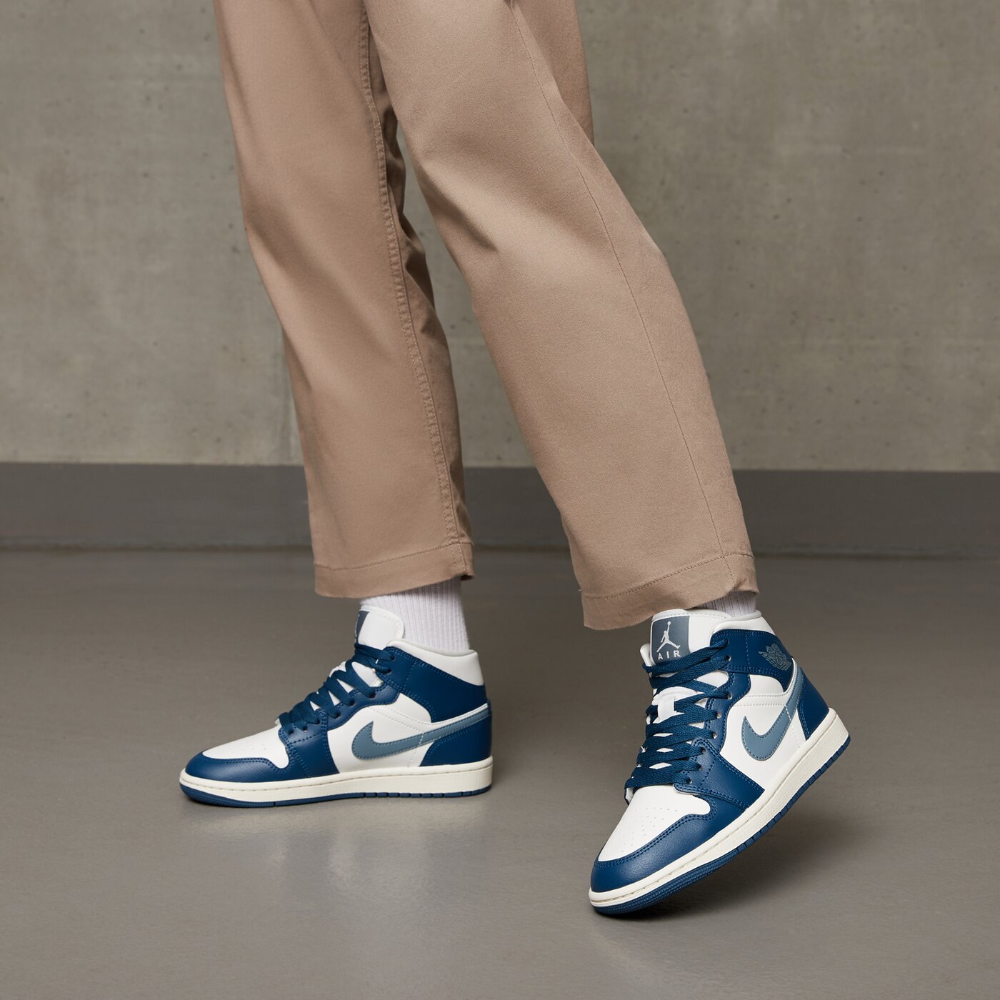 Дамски маратонки WMNS AIR JORDAN 1 MID bq6472-414 цвят син