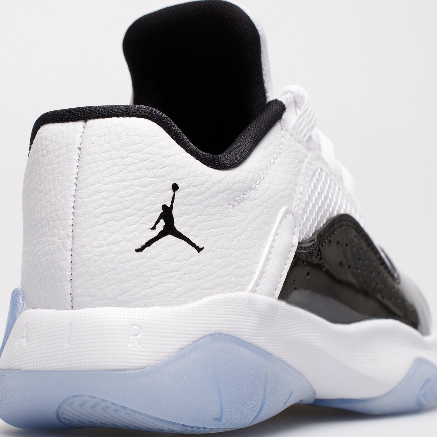 Детски маратонки AIR JORDAN 11 CMFT LOW (GS) dv2208-100 цвят бял