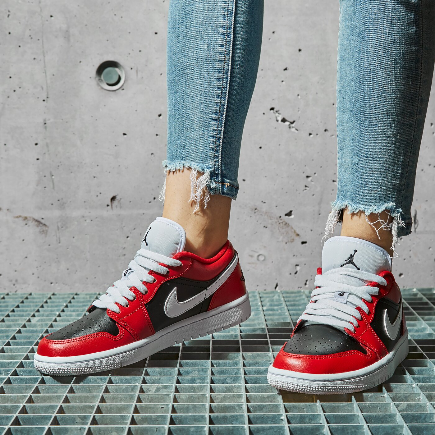 Дамски маратонки AIR JORDAN 1 LOW  dc0774-603 цвят червен